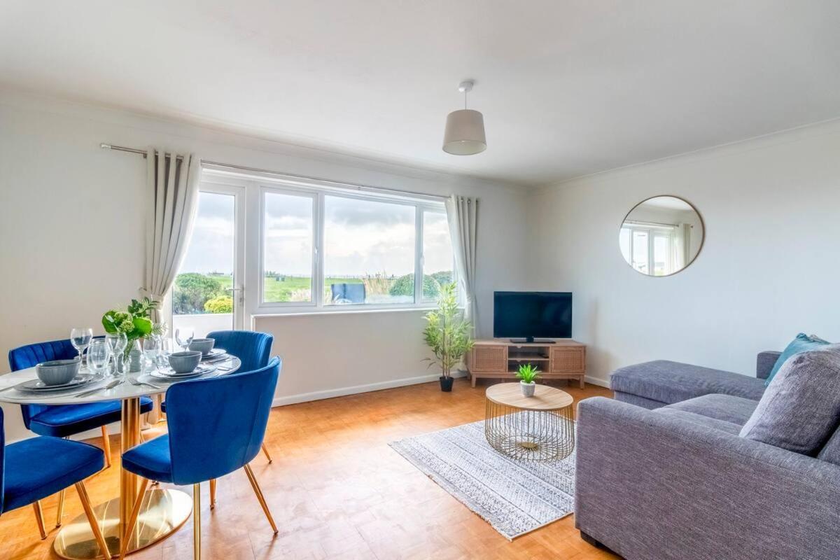 Beautiful Sea View 2 Bedroom Sleeps 6-Free Parking Борнмут Экстерьер фото